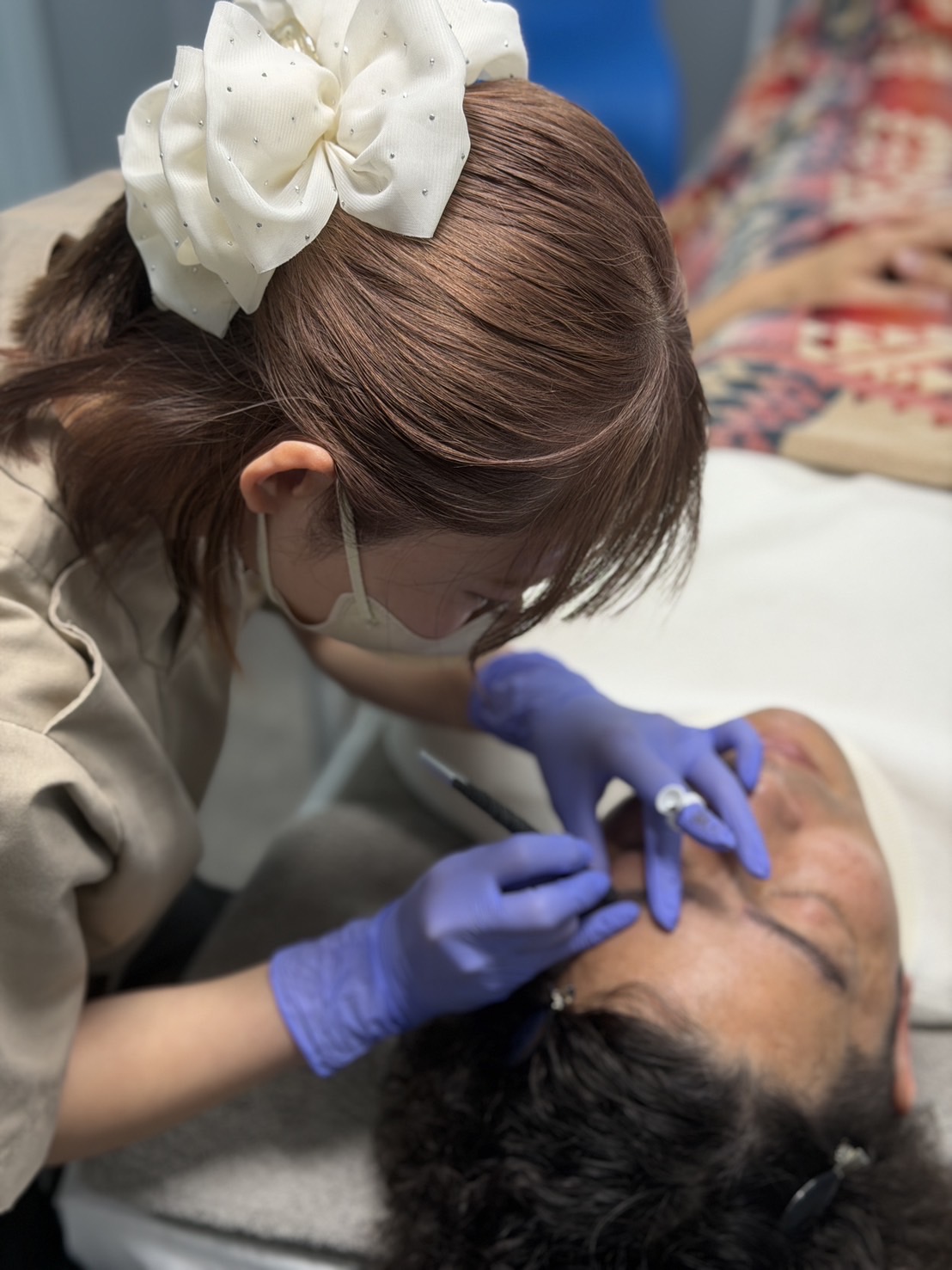 施術風景 — 看護師による眉のデザイン